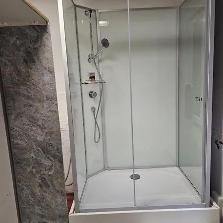 Privat Grosse Zimmer-merkur-mit Gemeinsamer Kueche Und Bad In Der Altstadt ゲストハウス