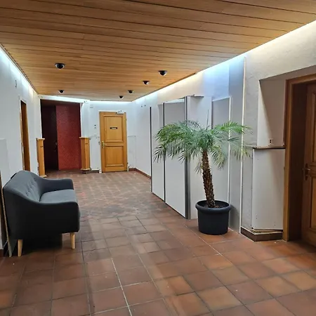 Privat Grosse Zimmer-merkur-mit Gemeinsamer Küche Und Bad In Der Altstadt Pensión 3*