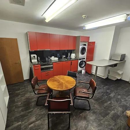 Pensión Privat Grosse Zimmer-merkur-mit Gemeinsamer Küche Und Bad In Der Altstadt 3*