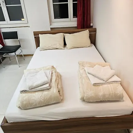 Privat Grosse Zimmer-merkur-mit Gemeinsamer Kueche Und Bad In Der Altstadt Coira